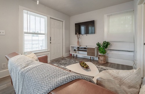 Kenwood Apartamento | "Living on the Edge" - 2BR Apt|St Pete|Central Ave