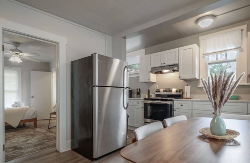 Kenwood Apartamento | "Living on the Edge" - 2BR Apt|St Pete|Central Ave