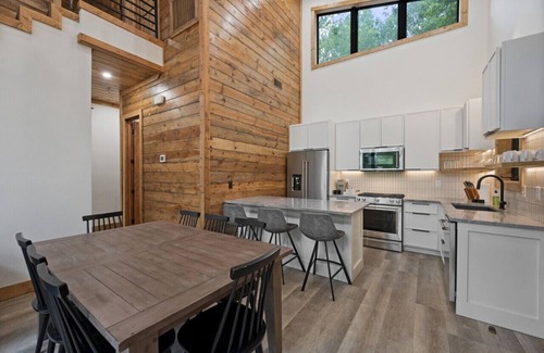 Broken Bow Cabina | Living Waters Retreat Getaway on a River in Broken Bow