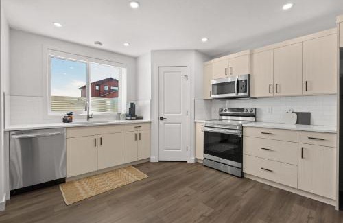 Pincher Creek Casa | Livingston Way I Sleep 6 I Netflix I Kitchen I TV