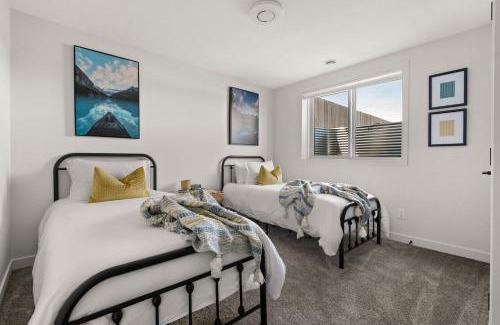 Pincher Creek Casa | Livingston Way I Sleep 6 I Netflix I Kitchen I TV