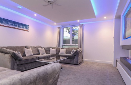 Mullion Cabaña | LLAWNROC, pet friendly, with pool in Mullion