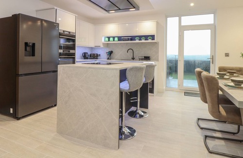 Mullion Cabaña | LLAWNROC, pet friendly, with pool in Mullion