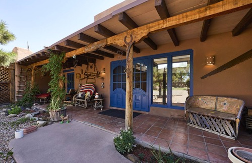 Alamedan Valley Cama Y Desayuno | Loba Luna Bed & Breakfast - Charming Albuquerque B&B - Caballero Rojo