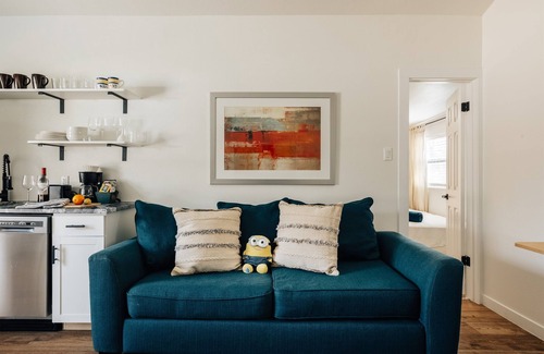 Sweetbriar Cabaña | Local Art Vibes ✔️ Comfy Beds & Rain Shower ❤️ Walk to Downtown & Eats 🏡