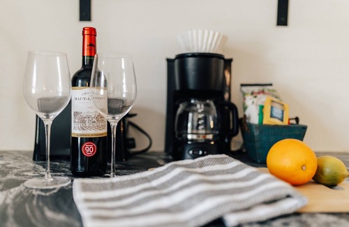 Sweetbriar Cabaña | Local Art Vibes ✔️ Comfy Beds & Rain Shower ❤️ Walk to Downtown & Eats 🏡