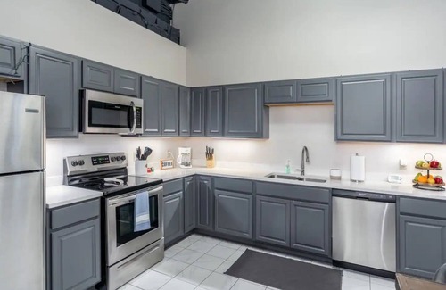 Newark Apartamento | Local Discounts!-Charming Restored Schoolhouse