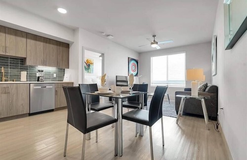 Midway District Apartamento | Locat eats nearby 1 BR w/ Full kitchen & Pool