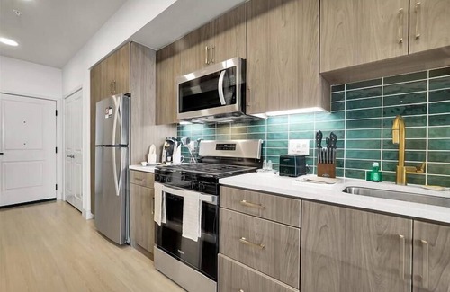 Midway District Apartamento | Locat eats nearby 1 BR w/ Full kitchen & Pool