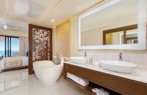 El Zacatal Complejo | Located in the corridor between cabo and San Jose