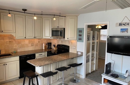 Stone Harbor Condominio | Ubicado en el corazón de Stone Harbor, a solo 3 cuadras de la zona comercial del centro de la calle 96 y a 1-1 / 2 cuadras de la playa.