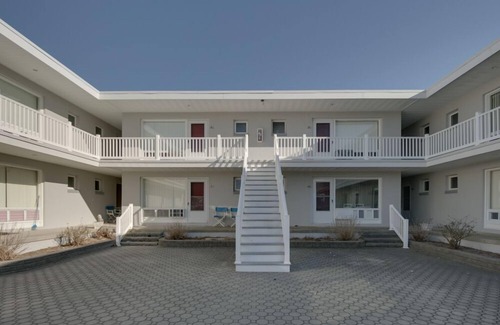 Stone Harbor Condominio | Ubicado en el corazón de Stone Harbor, a solo 3 cuadras de la zona comercial del centro de la calle 96 y a 1-1 / 2 cuadras de la playa.