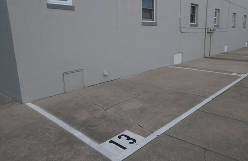 Stone Harbor Condominio | located in the heart of Stone Harbor just 3 blocks from downtown 96th Street shopping area and 1 1/2 blocks to the beach. The courtyard is furnished with outdoor table, chairs and umbrellas.