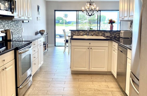 Kings Lake Casa | Located near downtown, restaurants and the beach !