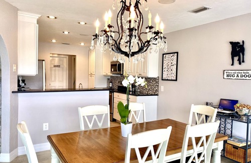 Kings Lake Casa | Located near downtown, restaurants and the beach !