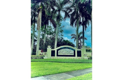 Kings Lake Casa | Located near downtown, restaurants and the beach !