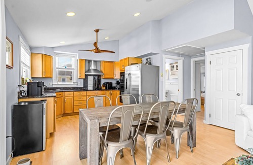 Stone Harbor Casa | Location! 4 bedroom home 1 block from downtown Stone Harbor