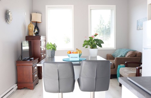 Saanich East Casa | UBICACIÓN UBICACIÓN UBICACIÓN !!! INMACULADO, NUEVO, CON ORIENTACIÓN SUR ¡SUITE 1 BDRM!