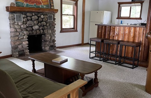 Minocqua Cabaña | Ubicación, ubicación, ubicación - Lake Kawaga Cozy Cottage