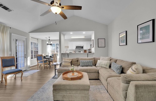 Buford Casa | Location, Location! Minutes away from Mall of GA!