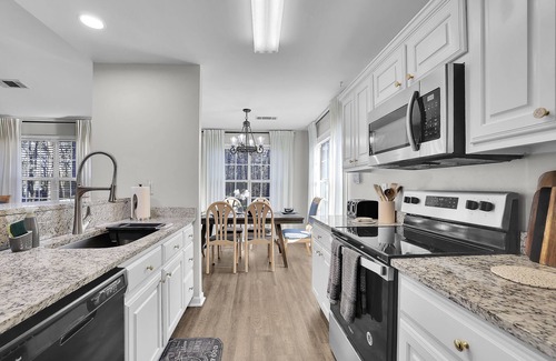 Buford Casa | Location, Location! Minutes away from Mall of GA!