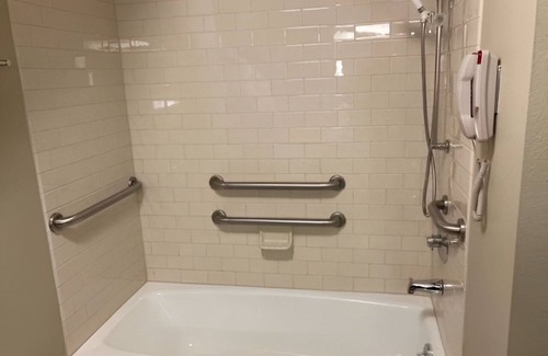 Roanoke Cabina | Lodge ADA Room + Tub | Park View | Resort Access