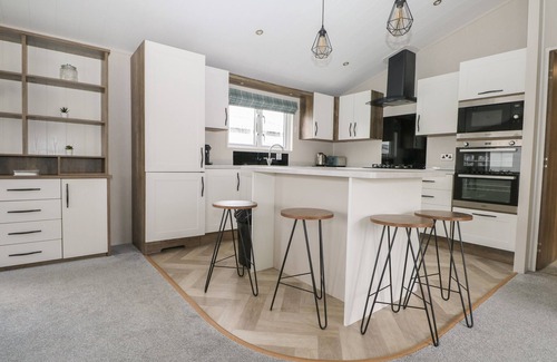 Chichester Cabaña | LODGE AT CHICHESTER LAKESIDE (2 BED), family friendly in Runcton