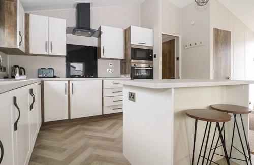 Chichester Cabaña | LODGE AT CHICHESTER LAKESIDE (3 BED), family friendly in Runcton