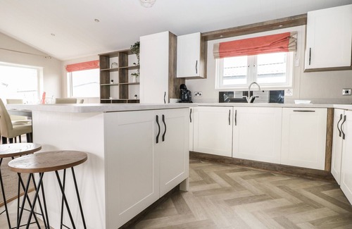 Chichester Cabaña | LODGE AT CHICHESTER LAKESIDE (3 BED), family friendly in Runcton