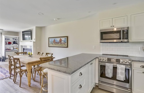 Stowe Area Condominio | Condominio renovado con piscina y aire acondicionado en la montaña!