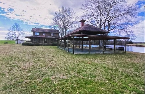 Pine Mountain Cabina | Lodge on the lake inside a family farm 2 or 5 bedroom