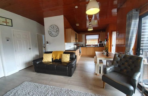 Tattershall Cabina | Lodge con bañera de hidromasaje con vista al lago de pesca con clavija de pesca privada