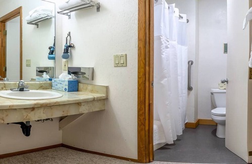 Ashland Hotel | Lodge Room 4 with Jacuzzi Tub at Green Springs Inn