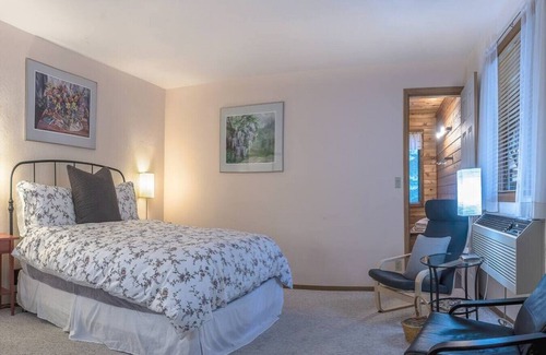 Ashland Hotel | Lodge Room 4 with Jacuzzi Tub at Green Springs Inn