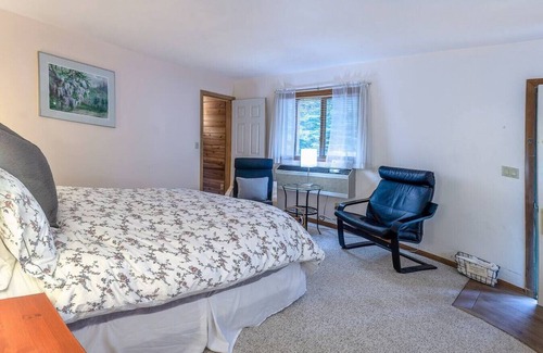 Ashland Hotel | Lodge Room 4 with Jacuzzi Tub at Green Springs Inn