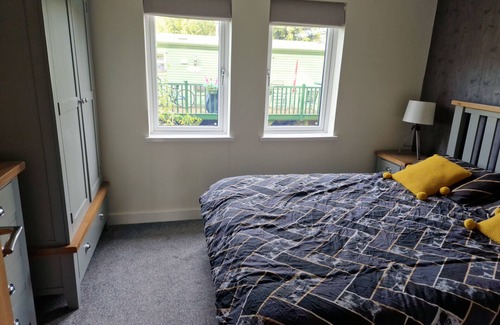 Llanfair Caereinion Cabina | Lodge - Sleeps 6, hot tub & pet friendly