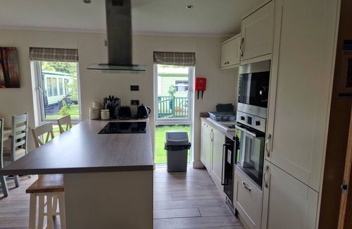 Llanfair Caereinion Cabina | Lodge - Sleeps 6, hot tub & pet friendly