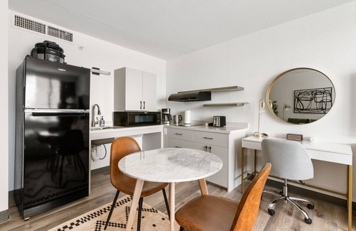 Greenway Plaza-Upper Kirby Apartamento | Lodgeur | Mobility-friendly retreat | Upper Kirby