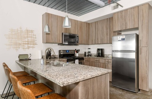 Midtown Apartamento | Lodgeur | Stylish 2BR w/ pool views | Midtown