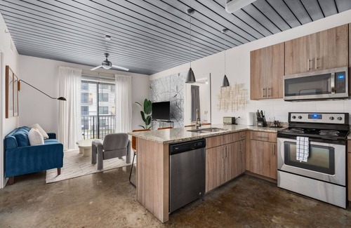 Midtown Apartamento | Lodgeur | Stylish 2BR w/ pool views | Midtown