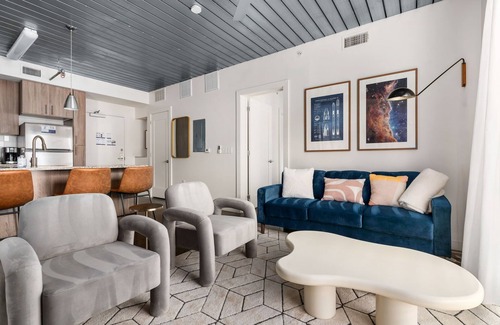 Midtown Apartamento | Lodgeur | Stylish 2BR w/ pool views | Midtown