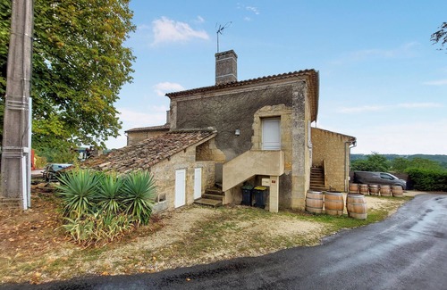 Puisseguin Apartamento | Loft-like and cozy vacation apartment in a charming house made of white Bordeaux stone.
