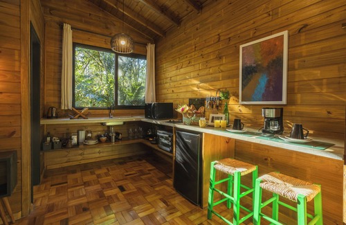 Praia do Rosa Cabina | Loft. Paz, Natureza, Lagoa em Condomínio Fechado