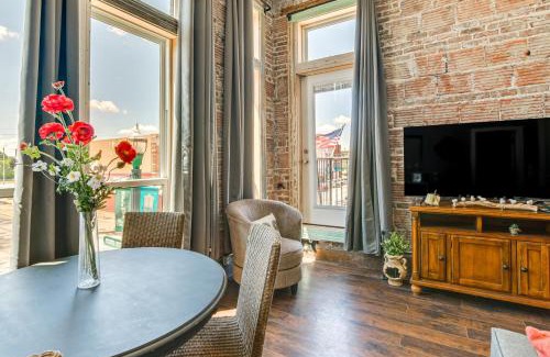 Monett Apartamento | Loft-Style Apt in Dtwn Monett Pets Welcome!