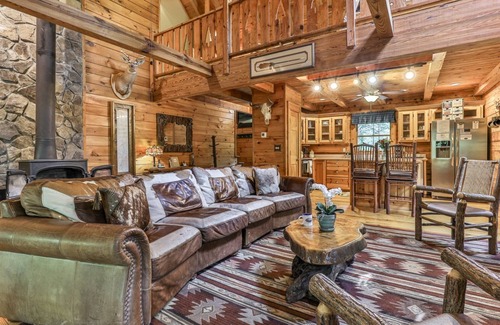 East Ellijay Cabina | Cabina frente al río con un concepto abierto, Lofty Pines On The Cartecay es su escapada romántica. No mascota