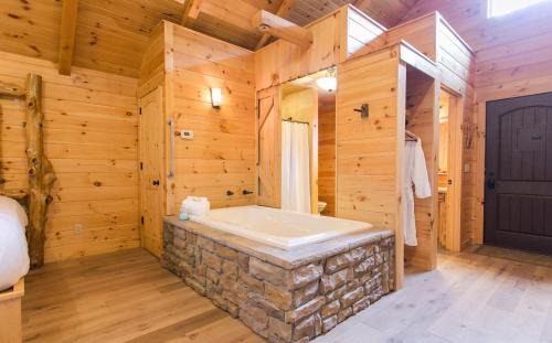Millersburg Casa | Lofty Willows Treehouse by Amish Country Lodging