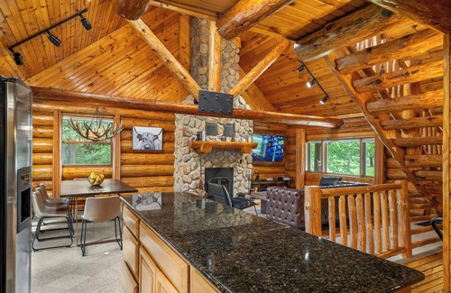 Cherry Valley Cabina | Log Cabin Escape+King B+Hot Tub+Sauna+River Views