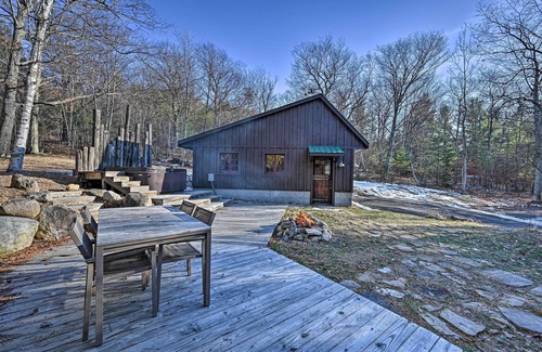 Wilmington Cabaña | Log Cabin in Wilmington w/ Hot Tub Near Skiing!