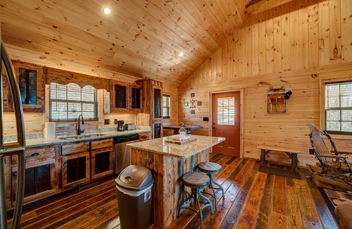 Murphy Cabina | LOG CABIN + MOUNTAIN VIEWS! HOT TUB, POOL & GAME TABLE, FIBER WIFI & DISCOUNTS!