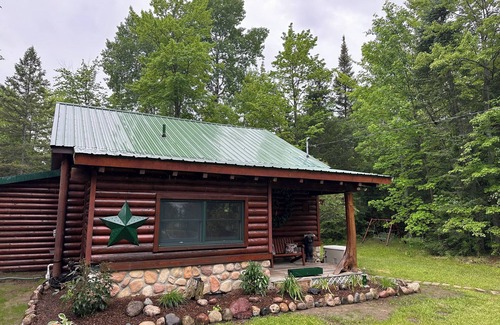Cheboygan Cabina | Cozy 4 seasons log cabin near Mullett Lake, Mackinaw, and Black Mountain!
